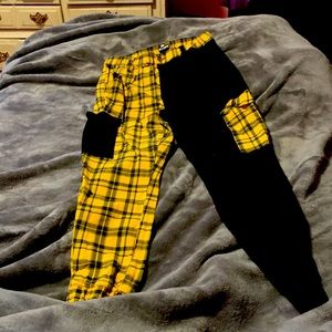Yellow and black plaid pants. Long. Size large.❤️ I’m a size medium they fit me.